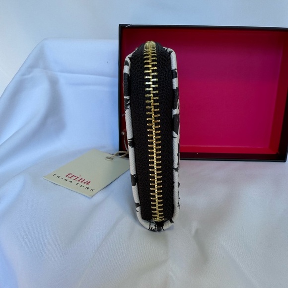 Trina Turk Black & White Leather Zip Wallet (New in Box) - Picture 4 of 10